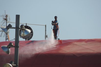 Se ha limpiado toda la fachada, cubierta de planchas rojas desde que acabó la Fase 1.