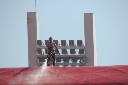 Agua a presión en la fachada del Estadio con la Kärcher.