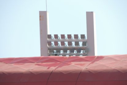 La torreta de preferencia al fondo con la fachada aún mojada.