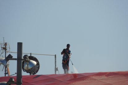 La cubierta se ve mucho en la previa de los partidos y la quieren limpia.