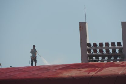 Con la hidrolimpiadora poniendo a punto el Estadio para la Liga.