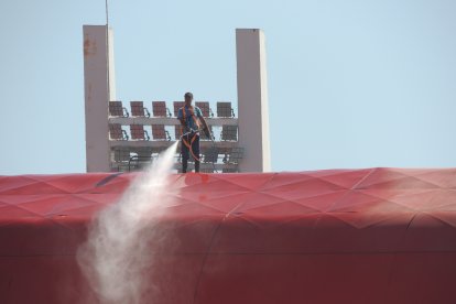 Bajo el sol de Almería poniendo a punto la instalación.