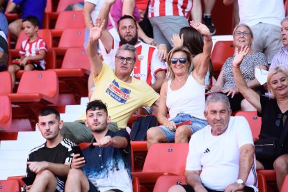 Saludando al fotógrafo de LA VOZ durante el amistoso ante el Granada. 