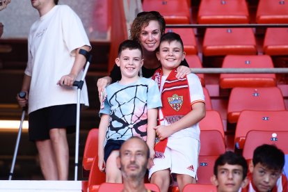 Una madre con sus pequeños de la casa. 