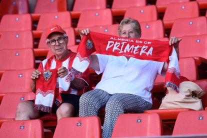 Rojiblancos 100% del Almería. 