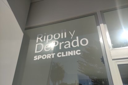 Detalle en la puerta principal de Ripoll y de Prado Sport Clinic. 