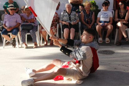 Ivan Domene en el suelo realizando la jura de bandera, fotografía de Daniel López Pérez