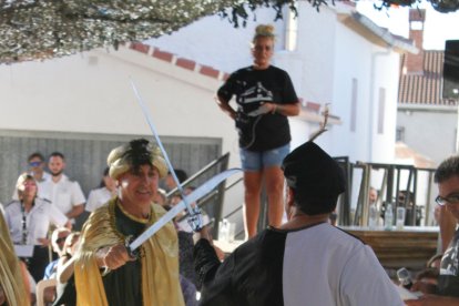 La lucha entre ambos con las espadas, fotografía de Daniel López Pérez