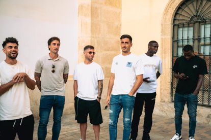 Un grupo de jugadores del Almería esperan para entrar a La Patrona.