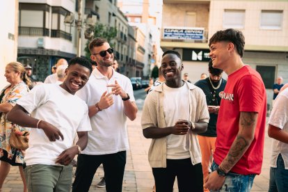 Ramazani, Leo Baptistao, Appiah y Bruno, bromeando antes de la ofrenda floral.