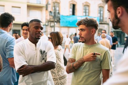 Akieme y Pozo charlan antes de un acto muy emotivo, como la ofrenda de flores del Almería.