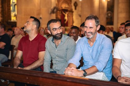 El consejero delegado del Almería con Vicente Moreno en la primera fila.