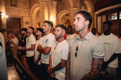 Los futbolistas del Almería, atentos a la palabras del prior José Barrado.