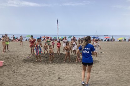 Todos siguiendo a María con los bailes de zumba.