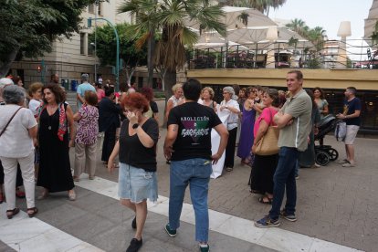 Concentración en el Mirador de la Rambla contra el asesinato machista cometido en Pescadería este lunes.