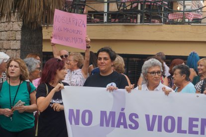 Concentración en el Mirador de la Rambla contra el asesinato machista cometido en Pescadería este lunes.