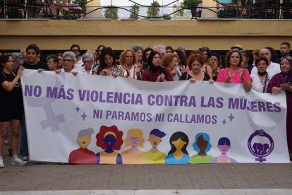 Concentración en el Mirador de la Rambla contra el asesinato machista cometido en Pescadería este lunes.