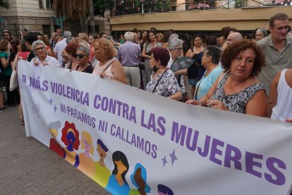 Concentración en el Mirador de la Rambla contra el asesinato machista cometido en Pescadería este lunes.