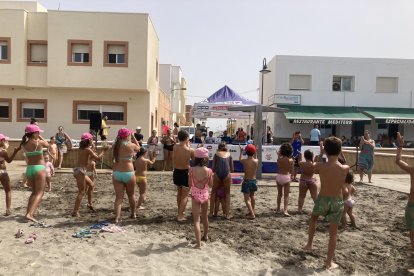 Todos bailando zumba en la playa