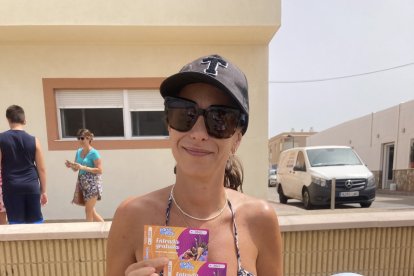 Trini con sus dos entras para el parque acuático AquaVera.