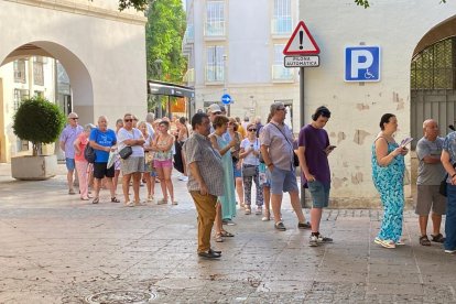 Colas para recoger el abanico de la Feria 2023.