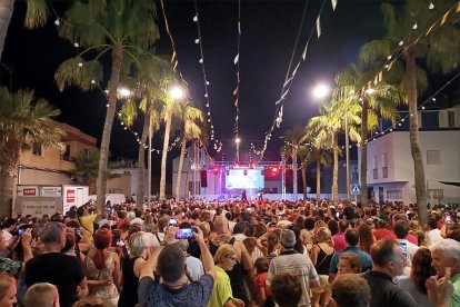 Concierto de OBK en la Plaza de la Iglesia de Cabo de Gata.