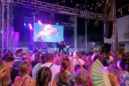 Concierto de OBK en la Plaza de la Iglesia de Cabo de Gata.