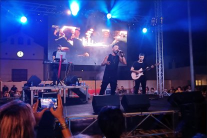 Concierto de OBK en la Plaza de la Iglesia de Cabo de Gata.