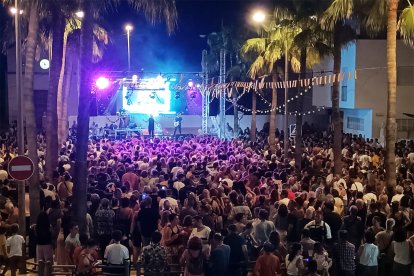 Concierto de OBK en la Plaza de la Iglesia de Cabo de Gata.