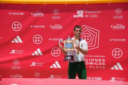 Rigaud mostrando la Copa de España.