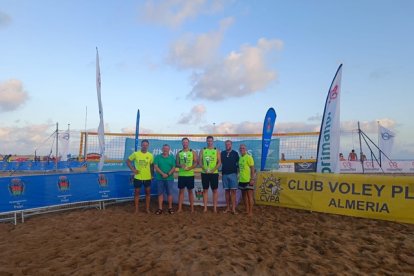 Lario y Tomás posando con sus trofeos.