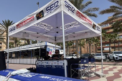 El set de Cadena SER se encontraba junto a la Biblioplaya Almería