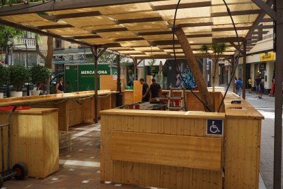Montaje del ambigú en Plaza Flores.