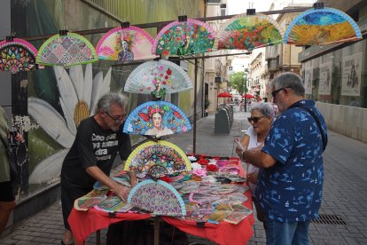 El popular puesto de abanicos de Calle Castelar vive sus días más fuertes del verano.