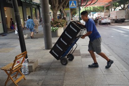 Bares y restaurantes del centro almeriense reciben sus pedidos estos días para que no falte de nada durante la Feria del Mediodía.