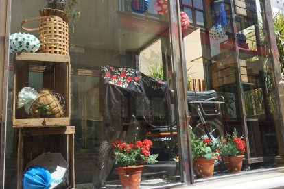 Una original decoración en el escaparate de un negocio del centro almeriense.
