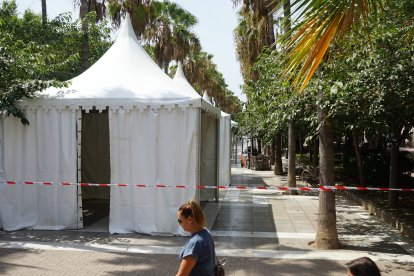 Ya se están montando en la Rambla las carpas en las que tendrá lugar la tradicional feria de la alfarería.