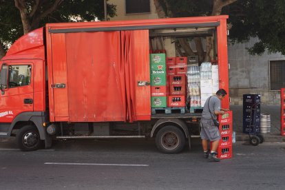 Camiones de reparto de agua, cervezas y refrescos trabajan duro estos días para que sus clientes tenga todo el producto necesario para la intensa semana que se avecina.