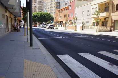 Así luce el acerado y el nuevo asfalto en Avenida Cabo de Gata, que ha perdido un carril para vehículos.