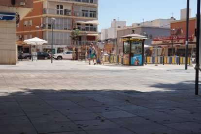 Así es la nueva parte adoquinada sobre la Avenida Cabo de Gata, ideada para dar una continuidad visual y estética a la Plaza de El Zapillo.