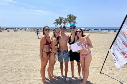 María y sus amigos han obtenido un bono kit playero de Ramona La Boutique de la Empanada