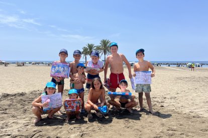 Después de jugar con Decroly Kids los más pequeños han recibido regalos de Papelería Carlin y Toy Planet