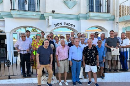 Foto de familia de los almerienses que se reúnen cada agosto para compartir impresiones políticas y un bogavante en Villaricos.