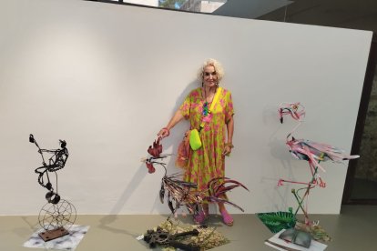 Amalia Sánchez Sampedro junto a los flamencos hechos con material reciclado de los artistas Hilario Castro y José Mateo.