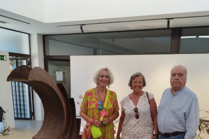 Amalia Sánchez Sampedro y Georgina Higueras junto a uno de sus compañeros de ceremonias junto a una de las obras estrella de la exposición.