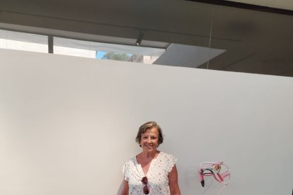 Georgina Higueras junto a los flamencos de materiales reciclados.