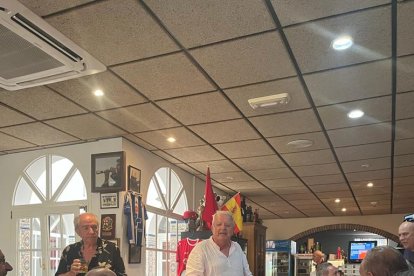 Míster Fraser expone su discurso ante los presentes.