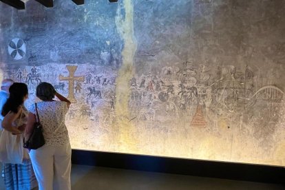 El grupo ha visto en directo los grafitos carcelarios del siglo XVIII.