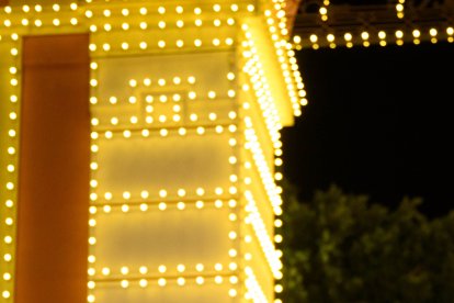 La portada de la Feria, ya iluminada.