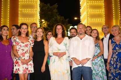 Foto de familia en el alumbrado de la Feria.
